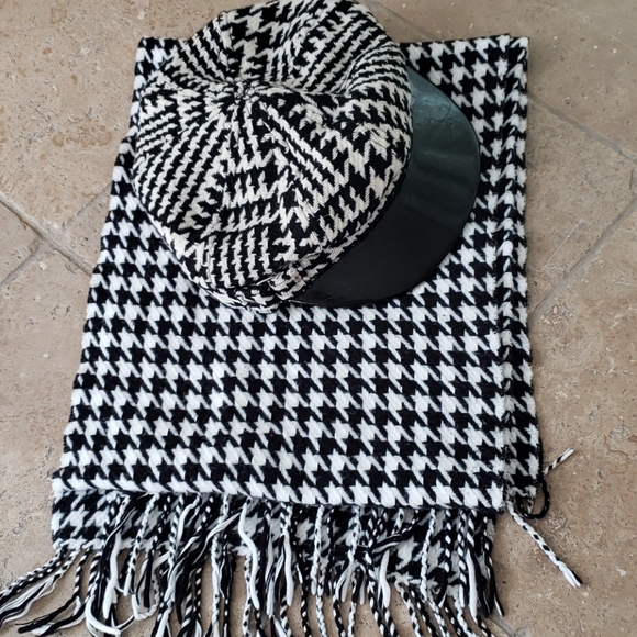 Bundle: AUGUST hat and D&Y scarf. ( only bundle of 3) - Picture 1 of 11
